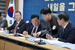 답변을 위해 군 건설과장과 상의하고 있는 최재구 군수.