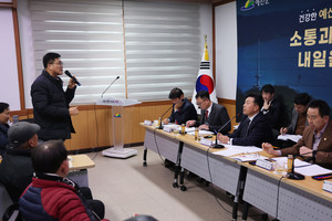 최 군수가 예산읍민의 질문을 경청하고 있다.