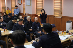 신암면민이 조곡산단 산업폐기물처리장 건립에 대한 군수의 입장을 묻고 있다.