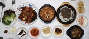 오삼두루치기, 묵은지 짜글이, 수제 떡갈비, 된장찌개와 여섯 가지의 반찬.