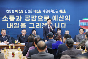 최 군수가 오가면민에게 인사말을 하고 있다.