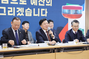 최 군수가 삽교읍 주민의 갑작스런 칭찬에 유쾌하게 답변하고 있다.