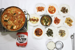 부대찌개와 10가지 반찬.
