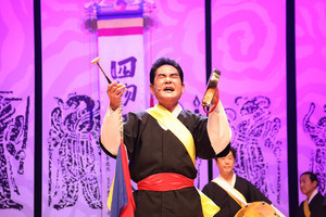 사물놀이 창시자 이광수 명인(名人)이 공연 중 포효하고 있다.