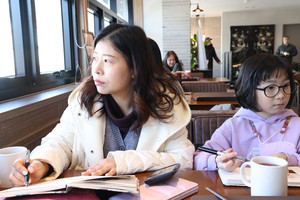 이은영 씨와 김설아 양이 나란히 앉아 그림을 그리고 있다.&nbsp;