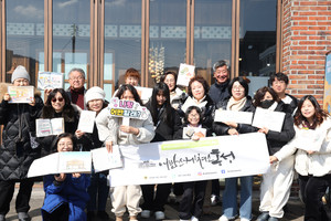 지난달 22일 예산시장에 모인 ‘어반스케쳐스 홍성’ 멤버들.