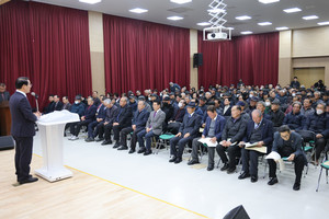 이용록 군수가 대의원총회에서 인사말을 하고 있다.