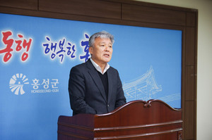 &nbsp;기자들에게 브리핑하는 김주환 홍성군 지역개발국장.