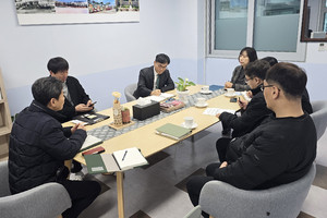 홍성군 관계자들과 홍주여객 관계자들이 학생들의 원활한 통학을 위한 버스운영을 논의하고 있는 모습.