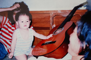 아버지 어머니와 함께 촬영한 사진 속 유년의 마젠타블랙.
