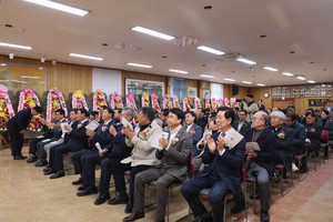 내빈 소개가 이어지고 있다.