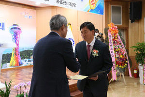 오문영 취임 회장이 백승균 홍성군체육회장에게 인준장을 수여받고 있다.