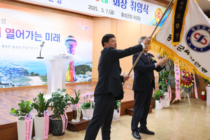 오문영 회장이 연맹기를 흔들고 있다.