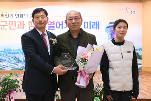왼쪽부터 오문영 회장, 한관우 홍주신문 대표, 홍성육상꿈나무 이라임 학생.
