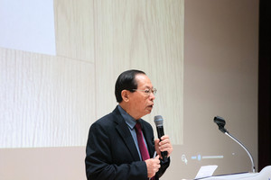 주호창 학장이 식사를 이어가고 있다.