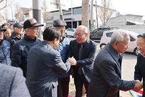 전국에서 모인 동문들이 서로 반갑게 인사를 나누고 있다.