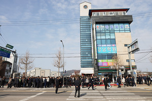 개관식이 열린 총동문회관 앞에는 모여든 동문들로 인해 북새통을 이뤘다.