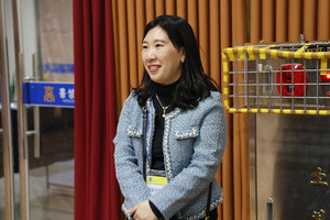 김종호 총동문회장이 성공적인 총동문회관 개관 일등공신 중 한 명으로 꼽은 황경원 간사가 환하게 웃고 있다.