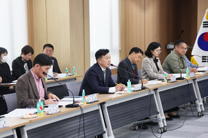 농정간담회에 참석한 최재구 예산군수와 관계 공무원.