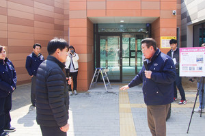 이응노 학술연구소 앞에서 발언 하는 장재석 의원(사진 오른쪽)