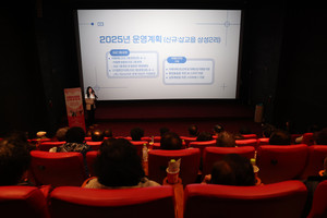 상성리 마을주민을 대상으로 치매안심마을 사업에 대한 설명이 진행되고 있다.
