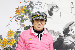 자신의 작품 앞에서 봉석(峯石) 임환철 화백이 미소짓고 있다.