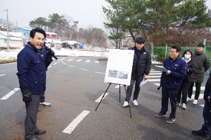 권영식 의원이 신성역 지하차도 인근 현장에서 민원 사항을 말하고 있다.