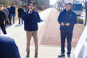 이정윤 의원(사진 왼쪽)이 현장에서 의견을 말하고 있다.