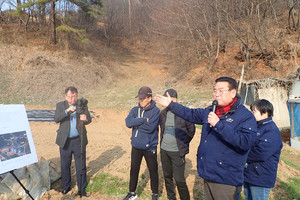 옹암리 노동마을, 양촌마을 현장 방문에서 발언하는 장재석 의원(사진 오른쪽).