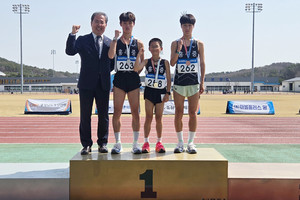 지난달 26일 3000m 경기에서 금·은·동메달을 전부 차지한 홍주중학교 육상부 학생들. 왼쪽부터 이민규(홍주중3), 이상현(홍주중1), 김태산(홍주중2) 선수가 유영석 교장과 기쁨을 만끽하고 있다.