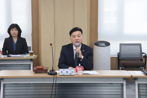 최재구 군수가 정책심의위원회에서 예산안에 대한 질문에 답변하고 있다.