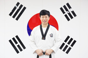경희도태권도장에서 만난 송이섭 관장.