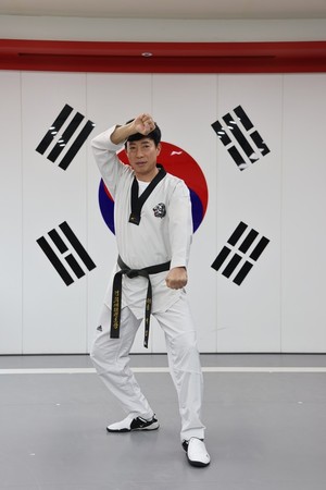 송 관장이 금강막기 동작을 취하고 있다.