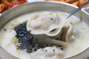 훈이네집의 떡만둣국, 마음까지 푸근해지는 맛.