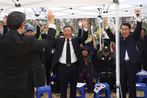 추모 제향을 마친 후 만세삼창을 하고 있는 참석자들.(가운데 양의진 유족회장, 오른쪽 이용록 홍성군수)