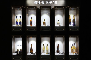 충남도청 1층 로비에 마련된 ‘2024 충남 술 10선’ 전시관. 홍주일보 DB