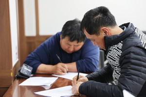 &nbsp;지난 4일 주민설명회에서 최정화, 박용희 이재민이 매입 신청서를 작성하고 있다