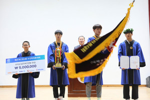 이상현 선수가 훈련지원금을 김태산 선수가 우승배를 박건태 선수가 상장을 들고 있는 가운데 이민규 선수가 우승기를 흔들고 있다.