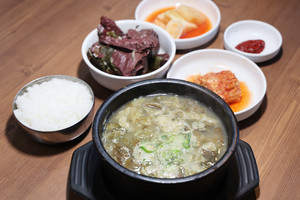 해장국 차림, 계속 마시고 싶은 국물과 탄력있으면서도 부드럽게 흐트러지는 선지.