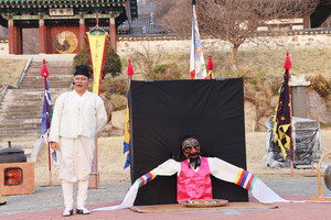 김동남 풍경소리 단장이 국가무형문화유산 ‘발탈’ 공연 중이다.