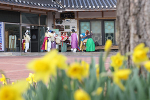 풍물패가 행진에 앞서 리허설 중이다.
