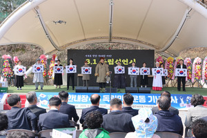기념행사에서 독립선언문을 낭독중인 윤봉길시낭송단.