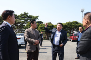 추모제향이 끝난 뒤, 이상용 장곡유족회장과 이종화 도의원, 장재석 군의원, 최신식 농협조합장이 주차장에서 3·1공원 관리 방향에 대해 논의 중이다.