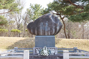 기념비 전면에는 ‘기미삼일운동기념비’라고 새겨져 있으며, 좌대에는 만세운동에 참여했다 옥고를 치른 선열들의 명단이 기록돼 있다.