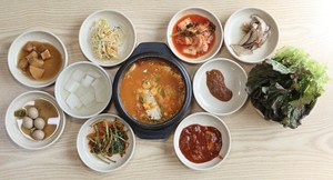 밴댕이찌개 한 상 차림, 8가지 반찬과 밴댕이찌개 그리고 상추쌈이 놓인다.