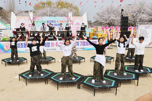 결성초등학교 전교생이 체육대회에 참석한 많은 선배들 앞에서 경쾌한 음악에 맞춰 식전 공연을 펼치고 있다.