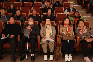 강연장을 찾은 일농 서승태 선생의 후손들(5명)이 좌석 앞줄에 앉아 있다.