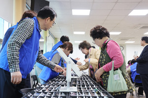 검사를 마친 어르신들이 안경테를 고르고 있다.