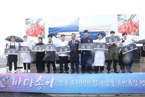 정상운 남당어촌계장과 수상팀이 모두 모여 기념 촬영을 하고 있다.