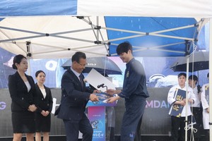 정상운 남당어촌계장이 ‘진수송찬’ 대표 김동호 학생에게 대상을 수여하고 있다.